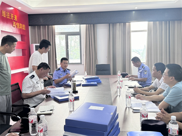 5月27日下午，副縣長(cháng)、縣公安局長(cháng)胡漢邦帶隊走訪(fǎng)徽智公司，開(kāi)展“愛(ài)企日”座談交流，了解徽智公司生產(chǎn)經(jīng)營(yíng)情況，現場(chǎng)查看安全生產(chǎn)管理臺賬，集團潘總陪同座談1。.jpg